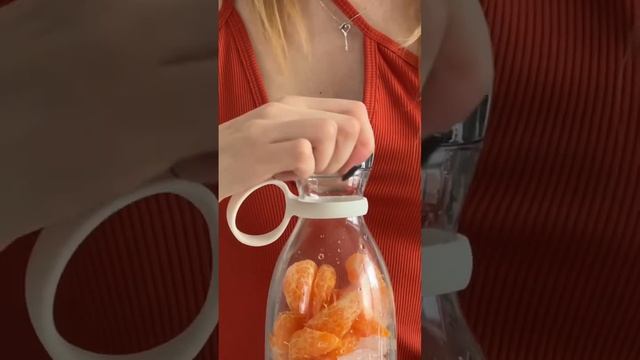 Простой смузи с помощью блендера FRESH JUISE 🍊 смотреть онлайн