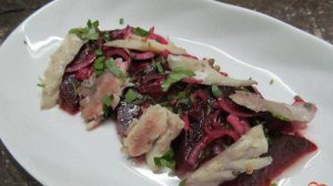 Салат из свеклы с копченой рыбой