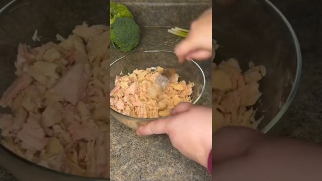 💙 EN Spring broccoli tuna salad 😋💛 RU Ну очень вкусный весенний салат с тунцом 😋