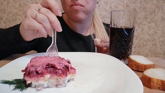 АСМР Итинг Селёдка под шубой/ASMR Herring under a fur coat (EATING SOUNDS)| LUBS-ASMR смотреть онлайн