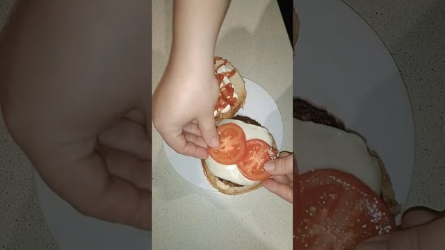 Бургер со свиной котлетой. #shorts #готовимдома #burger #бургер смотреть онлайн