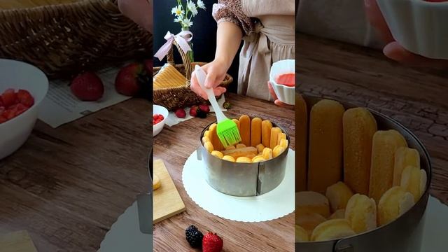 Strawberry charlotte cake 🍓#shorts #cake смотреть онлайн
