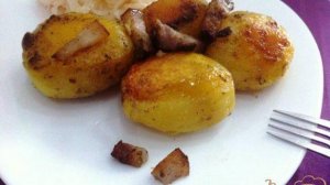 Запеченный картофель с чесноком и салом