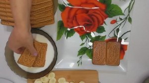 Тортик на скорую руку из печенья, банана и творога. Невероятно вкусно, получается много.