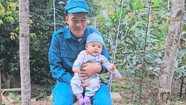 Single Mother Gets Help From Kind Police, Evil Mother Clashes With Single Mother