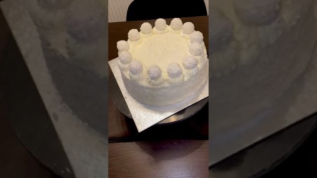 Easy to make Rafaello cake. Vanilla cake with whipped cream cheese #shorts #fyp #raffaello #viral смотреть онлайн