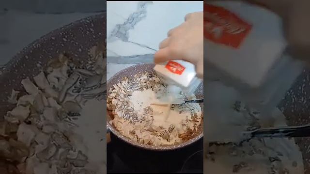 ЖУЛЬЕН С КУРИЦЕЙ И ГРИБАМИ СО СЛИВКАМИ#готовимдома #оченьвкусно #shorts смотреть онлайн