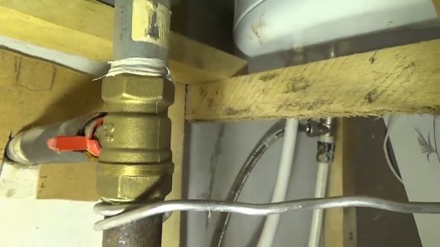 Вода на улице зимой, незамерзающий кран, водопой скота.