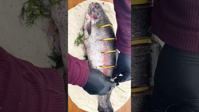 Фаршированная форель в тесте на тандыре. Готовлю зимний улов из своего пруда. Приготовление рыбы смотреть онлайн