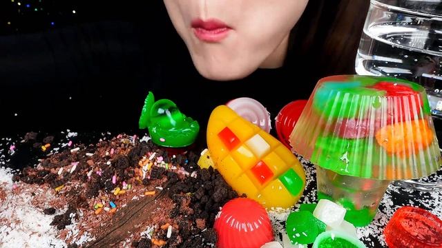ASMR HOMEMADE JELLY CAKE, SPRINKLE MUKBANG 직접만든 꼬끄젤리케이크, 젤리 스프링클 찍어 먹방 / Shorts Nunsaegi 쇼츠 смотреть онлайн