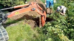 Как провести воду в дом не повредив насаждений. Прокол.