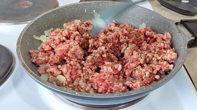 Мексикандық фарш қосылған тако тағамы. Мексиканское блюдо тако с фаршем