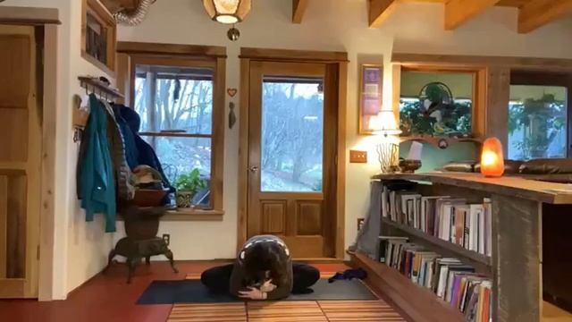 Winter Yoga: Winter ease, internal focus practice смотреть онлайн