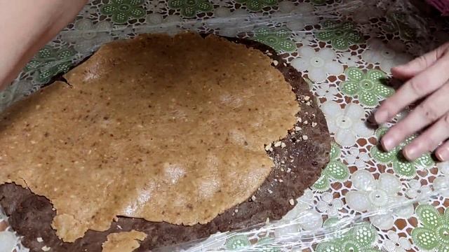 Фруктово ореховый рулет, готовится быстро без выпечки и без муки.