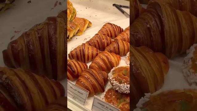 One of the best croissants I’ve tried in PARIS 🥐 #shorts смотреть онлайн