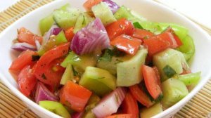 Летний салат из огурцов, помидоров и перца
