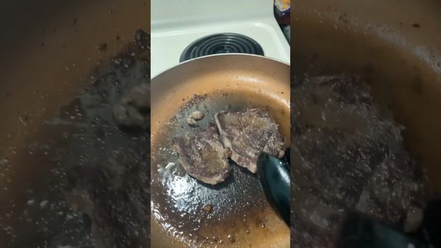 Square steak burger in a circle bun!!👍🌎🙏🏼 смотреть онлайн