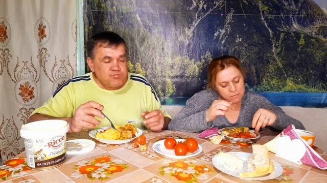 MUKBANG // ПЮРЕ // КУРОЧКА С ПОДЛИВОЙ // КИШКОБЛУД // ДЕРЕВНЯ смотреть онлайн