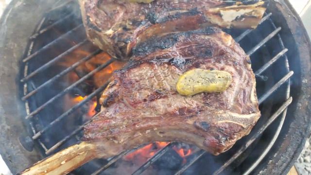 Como hacer un COWBOY STEAK al KAMADO. (Origen del COWBOY STEAK) смотреть онлайн