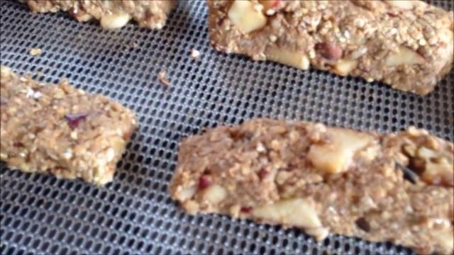 здравословна закуска от децата! гранола бар елда ябълка бадеми фурми