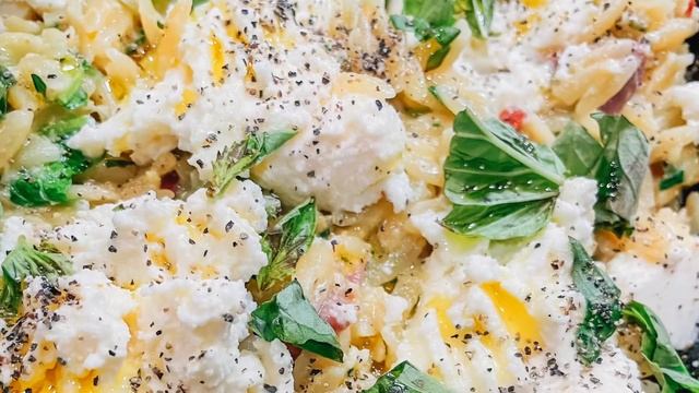 Episode #1: Orzo Carbonara with Crispy Prosciutto смотреть онлайн