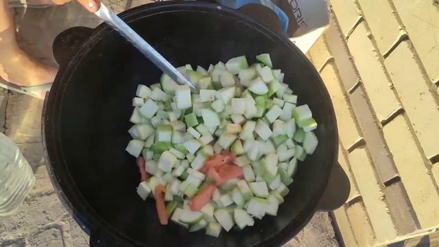 Тефтели Рафаелло в казане.Рагу по царски в красном вине. смотреть онлайн