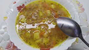Очень вкусный гороховый суп из гороха, который не требует варки.