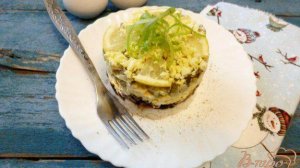 Салат с рисом, грибами и маринованными огурцами