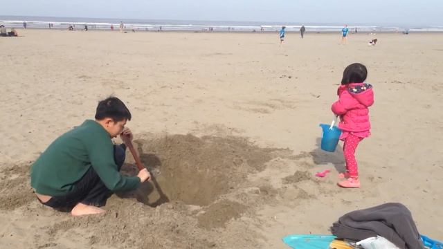 Building sand castle at Seaside beach смотреть онлайн
