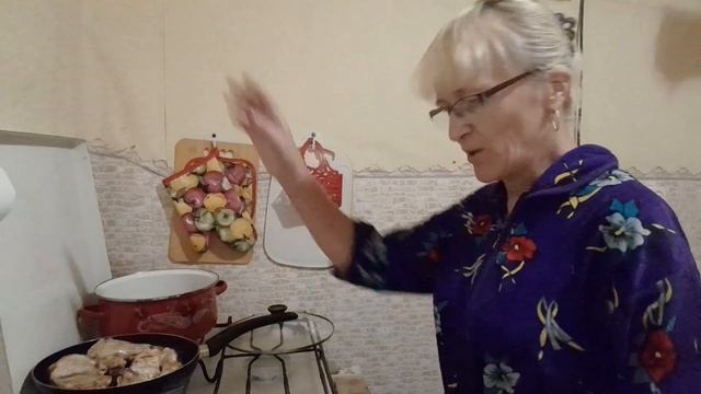 ЖИВЁМ В СЕЛЕ! УБИРАЮ ОГОРОД.ВКУСНЫЙ ОБЕД! смотреть онлайн