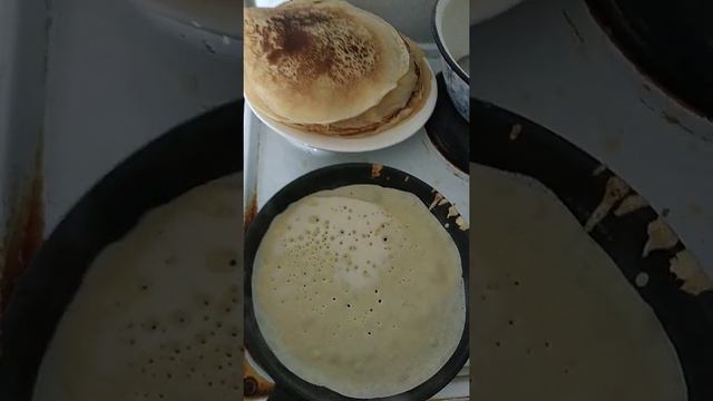 Блины, приготовленные на чугунной сковороде.