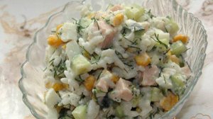 Рисовый салат с куриной ветчиной