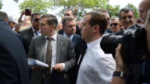 Медведев крымским пенсионерам ДЕНЕГ НЕТ, НО ВЫ ДЕРЖИТЕСЬ!