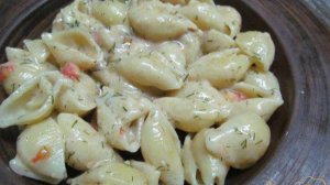 Макароны под сметанным соусом с помидором