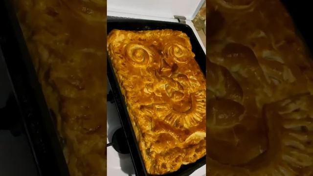 Не знаю как вы, а я обожаю украшать свои пироги) сегодня с капустой, фаршем и картофелем #еда #пиро смотреть онлайн