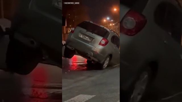 Два автомобиля провалились под землю в Дмитрове