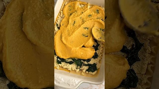 Creamy vegan butternut squash lasagna with leftover sauces🧡 #shorts смотреть онлайн