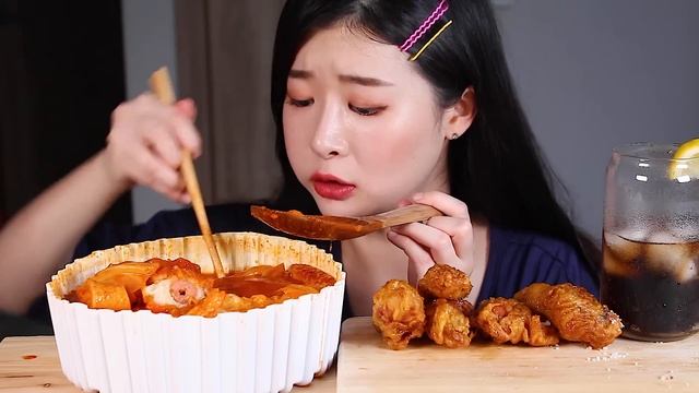 응급실떡볶이 사망맛 허니콤보 명랑핫도그 꿀템총집합 리얼사운드먹방/SPICY TTEOKBOKKI HONEY FRIED CHICKEN CORNDOG Mukbang Eating Sho смотреть онлайн