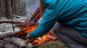 Очень тёплый костёр в сыром лесу без пилы и топора.