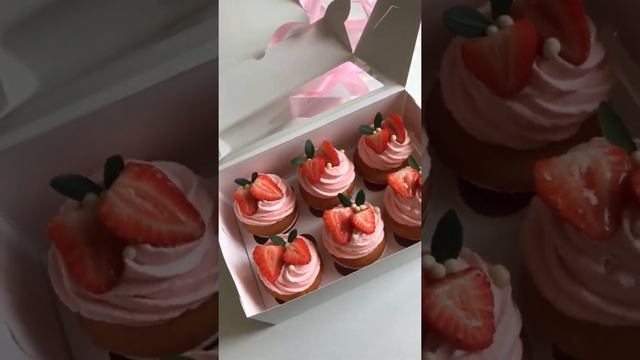 Ванильные капкейки с клубничной начинкой🧁 #shorts смотреть онлайн