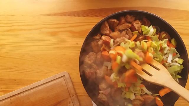 SZYNKA W SOSIE Z MARCHEWKĄ I POREM | Gulasz z szynki wieprzowej z warzywami | Szynka na obiad