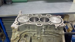 Хендай i40 G4NA задрало цилиндры и шоколадные поршня.установка маслофорсунок на стенку цилиндров.