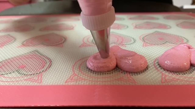 The Difference between Macarons and Macaroons смотреть онлайн