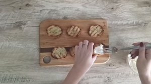 КАК ПРИГОТОВИТЬ БРУСКЕТТУ С БЕКОНОМ, ВЯЛЕНЫМИ ПОМИДОРАМИ И ТВОРОЖНЫМ СЫРОМ? Оригинально и вкусно!