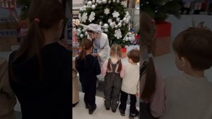 Бесплатные подарки Всем детям на Новогоднем празднике от Деда Мороза и Снегурочки в ТРЦ Мега Молл