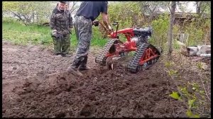 Вспашка огорода плугом на мотоблоке с гусеницами Крутец