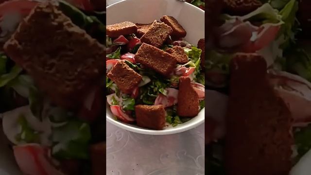 Свежий салат с кириешками #быстроивкусно подпишись смотреть онлайн