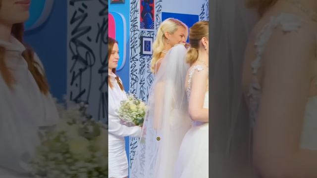 Поймала Букет Невесты #юмор #комедия #янгер #отношения #дошикдаша #shorts смотреть онлайн