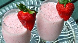 Как сделать молочный коктель/Молочный клубничный коктель/коктель на молоке/milkshake