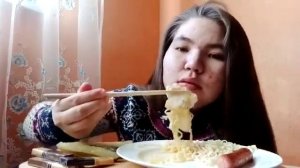 ҚАЗАҚША АСМР/ЛАПША С СОСИСКАМИ/MUKBANG/ASMR/RAMEN/SAUSAGES/АСМР ПО КАЗАХСКИМ